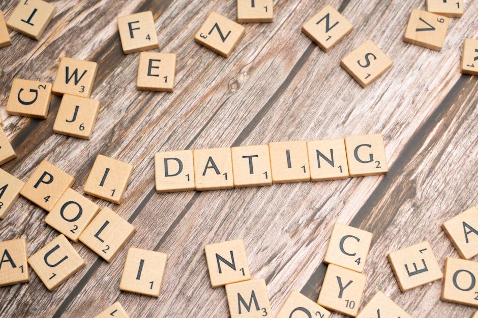 אריחי סקרבל מעץ המאיתים DATING על שולחן, מסמלים התאמה מודרנית עם AI לזוגות סווינגרס