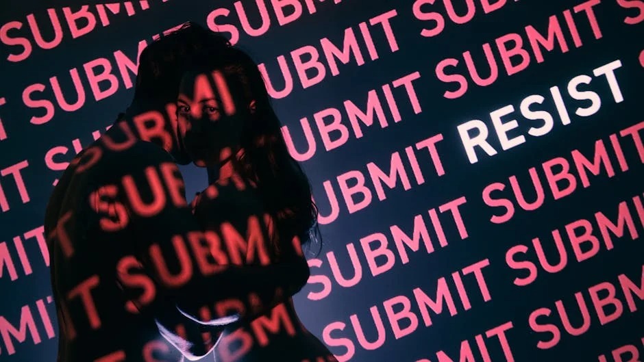צללית זוג עם הקרנת המילים SUBMIT ו-RESIST על הקיר, ממחישה את הבחירות בעולם ההיכרויות מבוססות AI